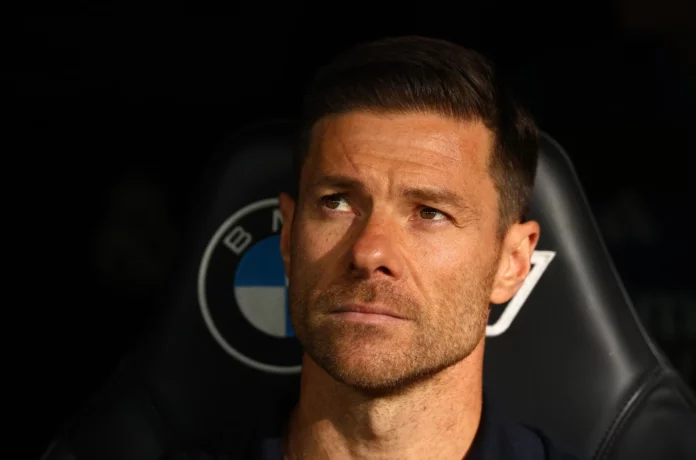 2025_10_26T152041Z_1891012006_UP1ELAQ16MFJG_RTRMADP_3_SOCCER_SPAIN_RMA_BAR Real Madrid: Chọn Xabi Alonso hay Vinicius? Quyền Lực Thay Đổi?