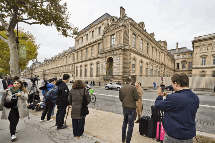 Vụ Trộm Louvre: Điểm Tham Quan 
