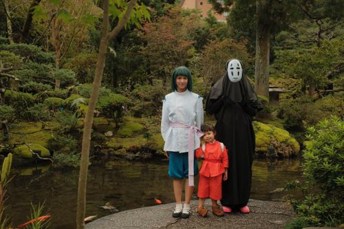 Gia đình Salim hóa trang thành Spirited Away tại Nhật Bản
