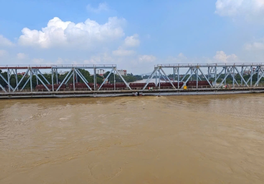 Ngành đường sắt đã phải huy động tàu để giữ Cầu Sông Thương Bắc Giang trong cơn lũ lịch sử.