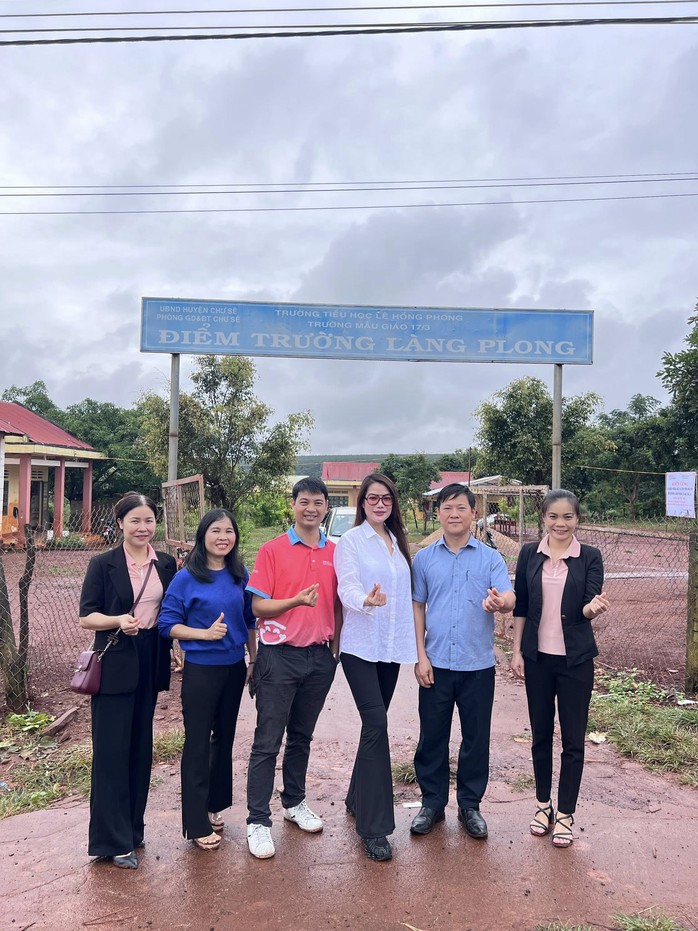 Trương Ngọc Ánh tích cực đi từ thiện