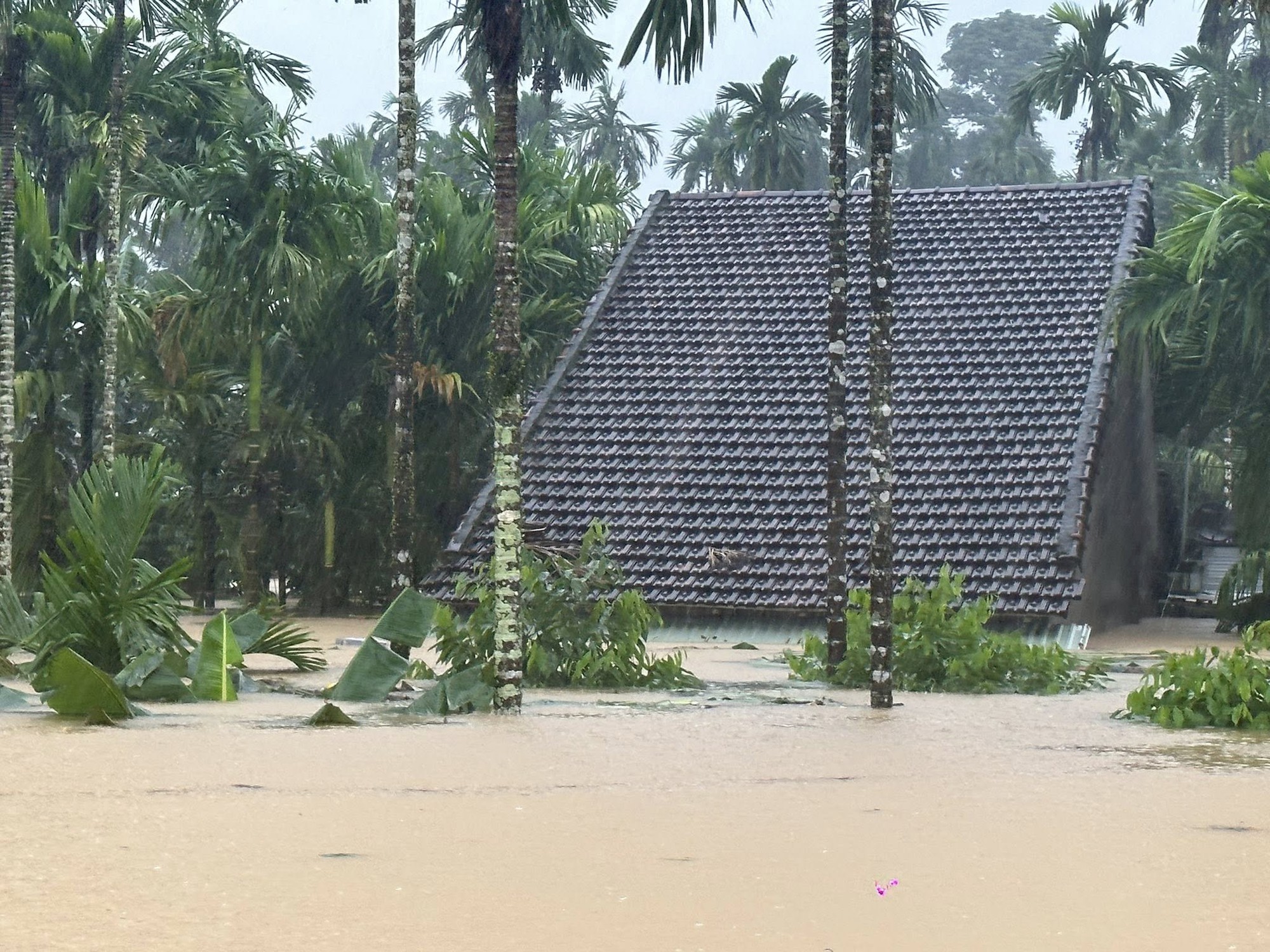 Lũ lớn gây ngập nhà dân ven sông Thu Bồn