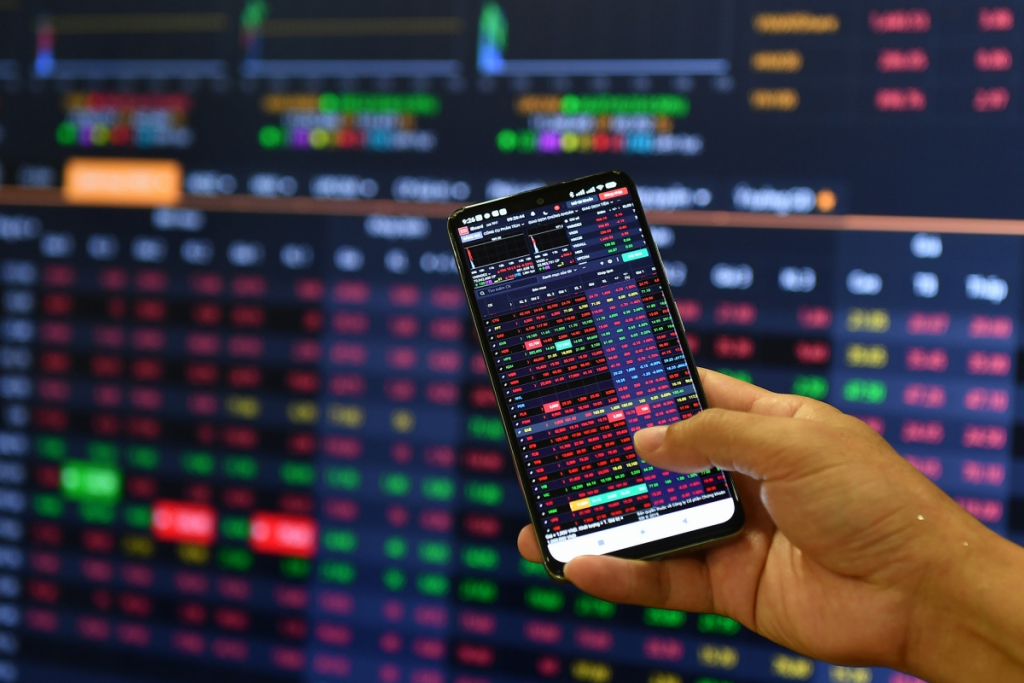 VN-Index dừng ở mức 1.639,65 điểm, giảm gần 30 điểm. Ảnh: Int VN-Index dừng ở mức 1.639,65 điểm, giảm gần 30 điểm. Ảnh: Int