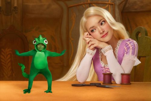 Châu Bùi và Binz hóa thân thành Rapunzel và Pascal