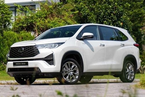 Toyota Innova Cross là dòng MPV cỡ trung đã lần đầu tiên ra mắt thị trường Việt Nam vào hồi tháng 10/2023. Sau 2 năm, mẫu xe này chuẩn bị có thêm phiên bản giá rẻ mới. Theo một số nguồn tin, phiên bản mới của Toyota Innova Cross sẽ chính thức được giới thiệu ở Việt Nam trong quý IV năm nay, nhưng sẽ cắt trang bị để giảm giá bán, tăng khả năng tiếp cận khách hàng.