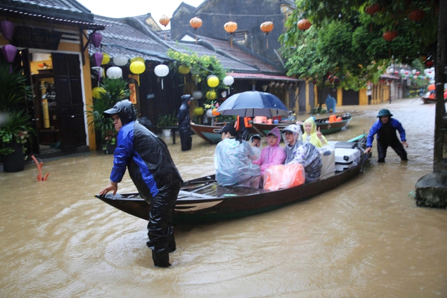 Du khách được hỗ trợ di chuyển