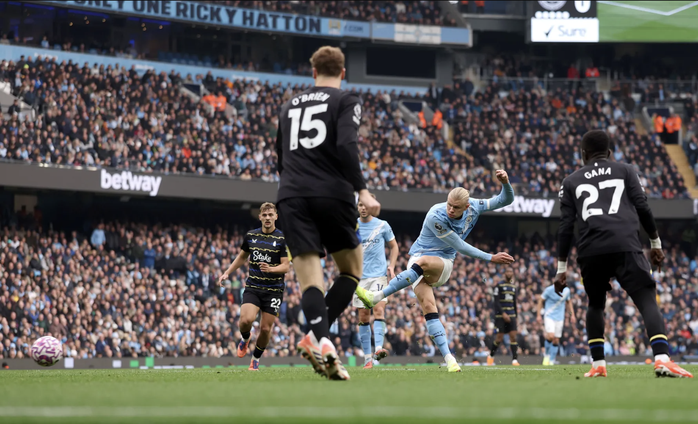 Haaland lập cú đúp, Man City nhẹ nhàng lên đầu bảng Premier League - Ảnh 3.