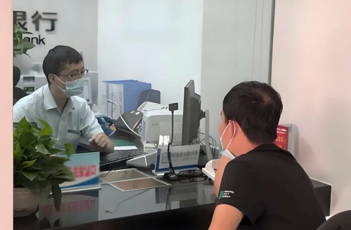 Cảnh giác: Vay tiền bảo hiểm nhân thọ gửi tiết kiệm, cái kết đắng lòng!