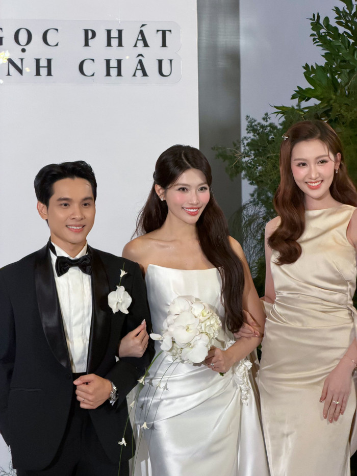Quế Anh đăng ảnh có mặt tại đám cưới Á hậu Quỳnh Châu kèm theo dòng chú thích: 'Ngày vui của chị. Chúc anh chị trăm năm hạnh phúc'. Ảnh: FBNV