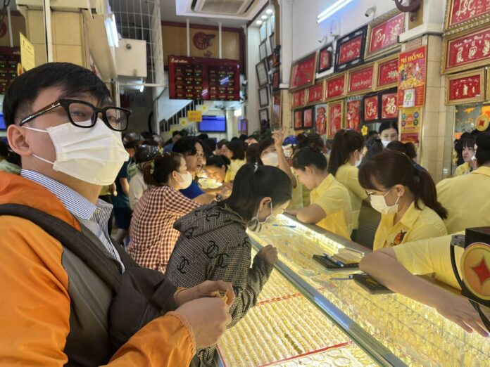 Giá Vàng Hôm Nay 10/10/2025: Đỉnh Cao Mới và Thay Đổi Lớn?