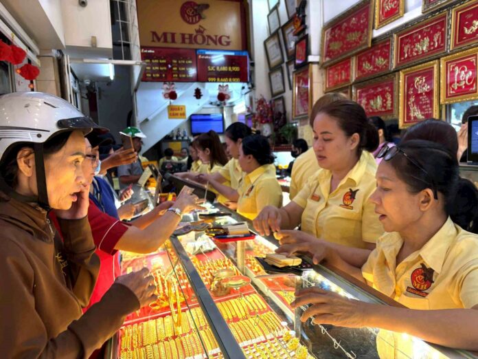 gia-vang-hom-nay-28-10-2025 Giá Vàng Hôm Nay 28/10/2025: Cập Nhật & Phân Tích Chi Tiết