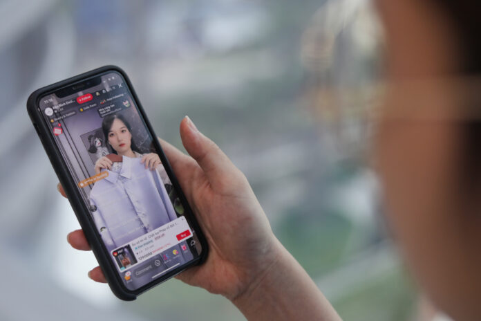 Internet và Môi Trường: Mối Liên Hệ Bất Ngờ Tại Việt Nam