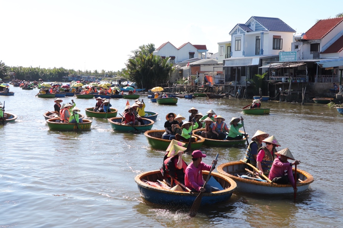 Du khách tham quan Cẩm Thanh