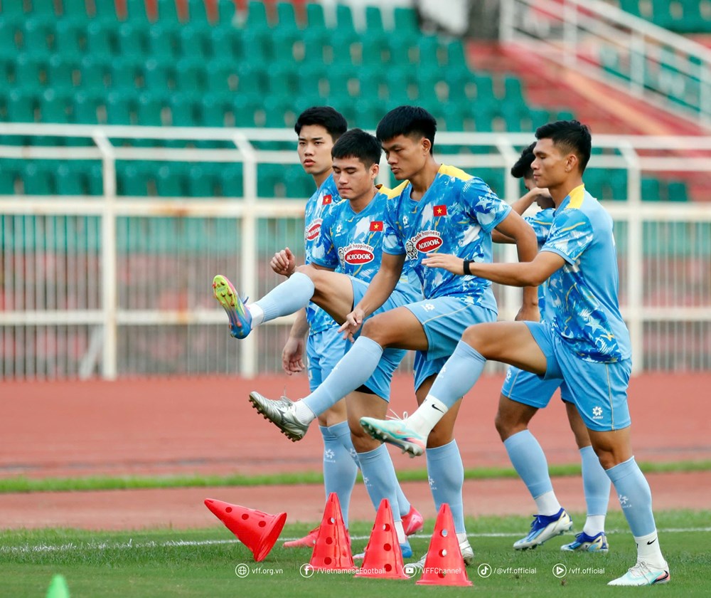 Các tuyển thủ tích cực tập luyện, chuẩn bị cho trận lượt về