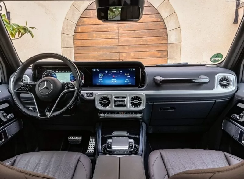 Khoang cabin của Mercedes-Benz G 500 giữ nguyên phong cách bố trí sang trọng đặc trưng của dòng G-Class.