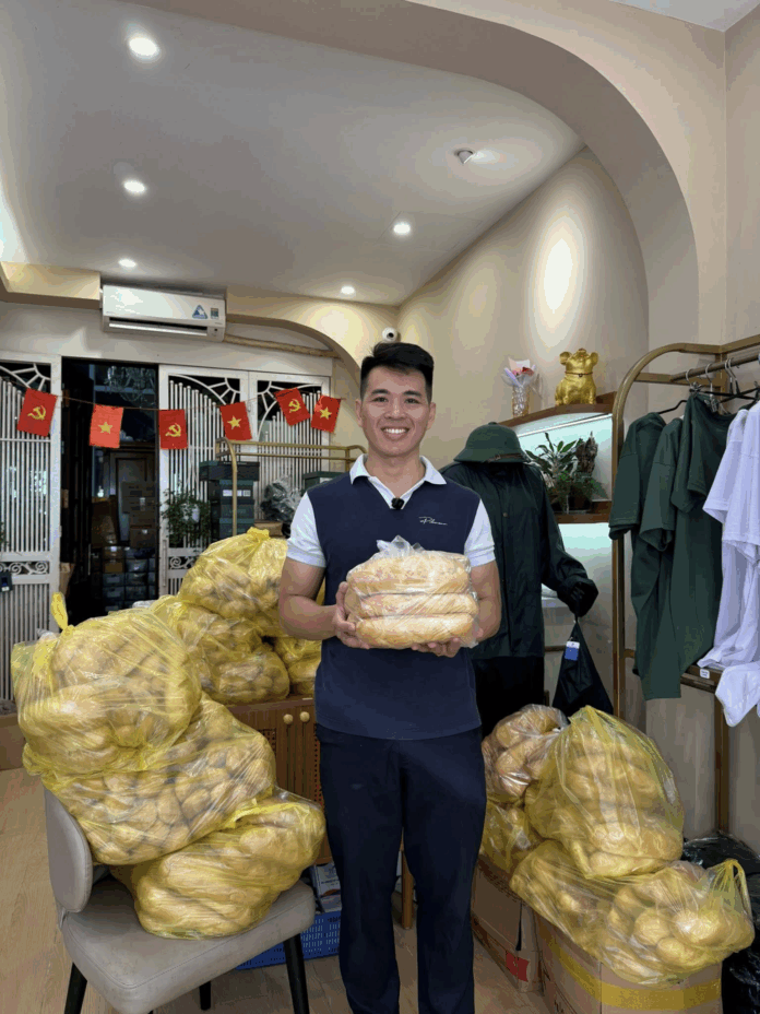 Lê Anh Nuôi Tiếp Tế Bà Con Vùng Lũ: Ấm Áp Giữa Bão Giông