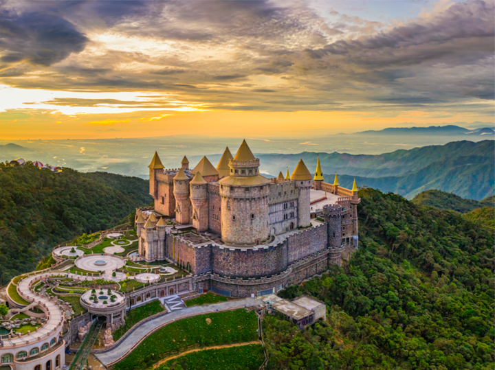 Khung cảnh như bước ra từ truyện cổ tích của Sun World Ba Na Hills “mê hoặc” du khách.