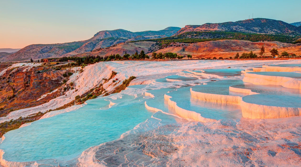 Xứ sở thần tiên đá trắng kỳ diệu với những hồ tắm sủi bọt ở Thổ Nhĩ Kỳ - ảnh 1