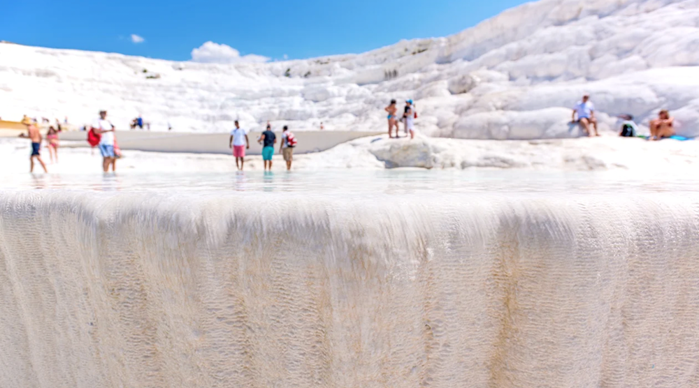 Xứ sở thần tiên đá trắng kỳ diệu với những hồ tắm sủi bọt ở Thổ Nhĩ Kỳ - ảnh 2