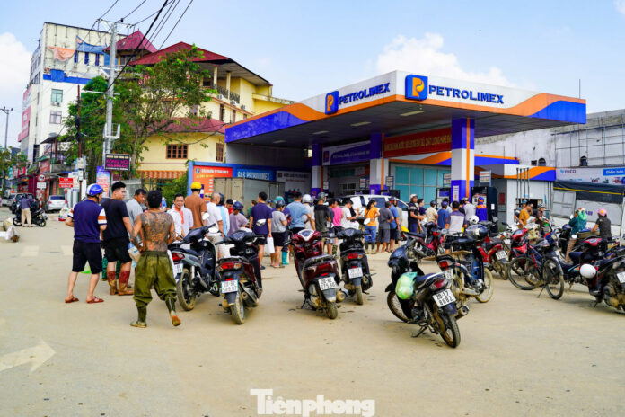 Thái Nguyên: Xếp Hàng Mua Xăng Chạy Máy Phát Điện Sau Lũ