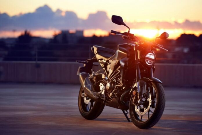 Honda Việt Nam Triệu Hồi CB150R và CB300R Vì Lỗi Đèn Pha?