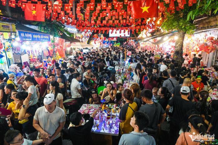 Khám phá 3 địa điểm vui chơi Tết Trung thu độc đáo nhất Hà Nội năm 2025! Từ phố Hàng Mã rực rỡ đến Hoàng thành Thăng Long cổ kính và phố cổ Hà Nội náo nhiệt, trải nghiệm những hoạt động văn hóa truyền thống đặc sắc.