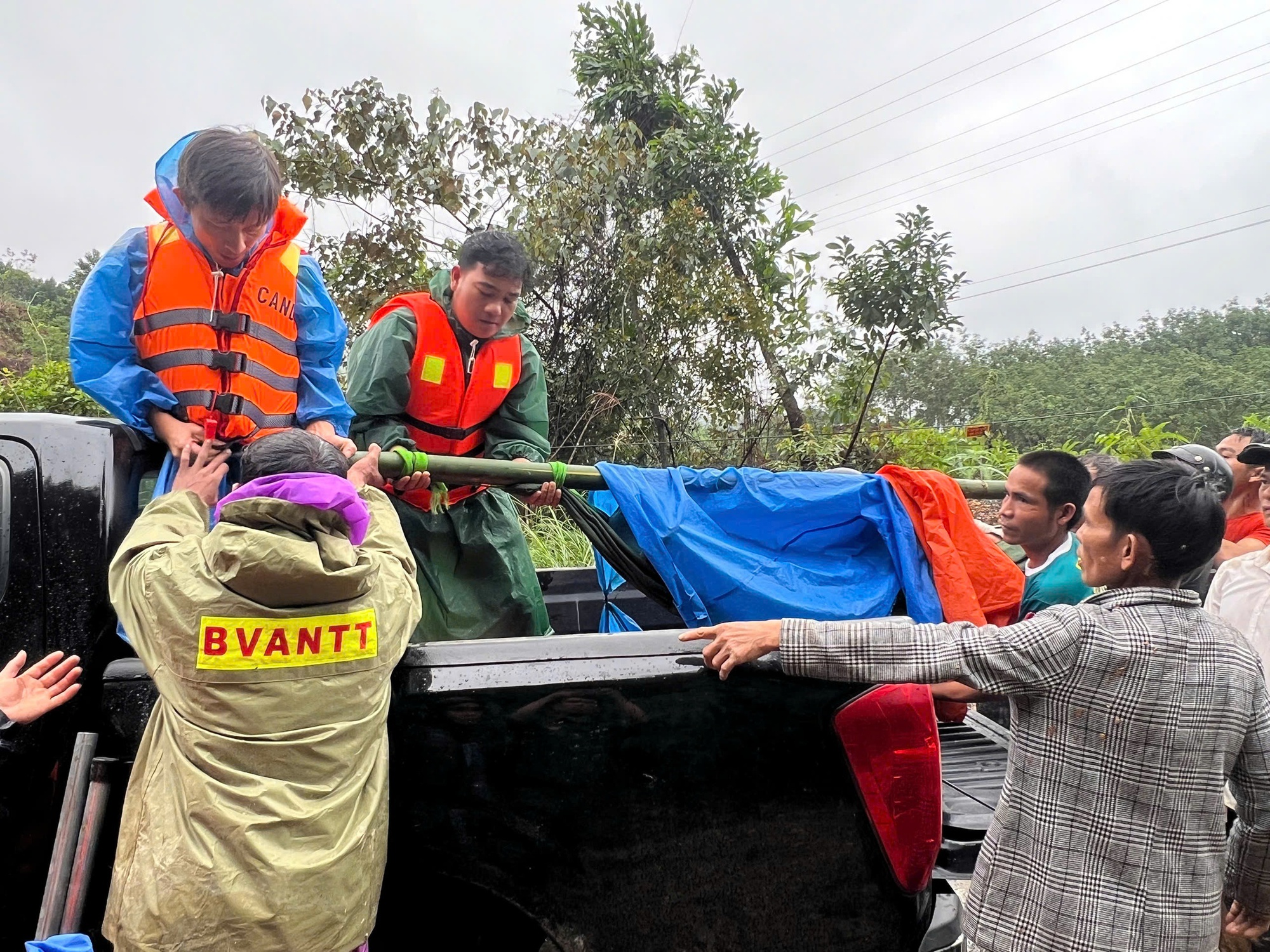 Cứu trợ người bị nạn do sạt lở đất