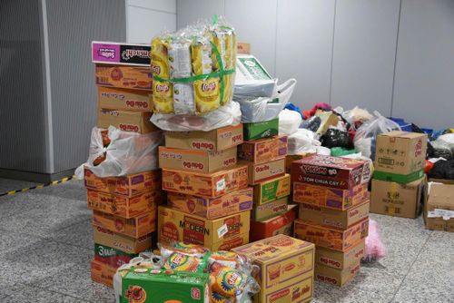 Nhu yếu phẩm được chuyển đến ga metro