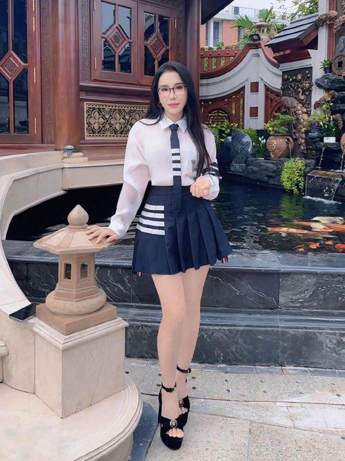 Mailisa từng khoe căn biệt phủ 4.000 m2 lên trang cá nhân. Người này từng chia sẻ căn biệt phủ mang phong cách Á Đông, được xây dựng chủ yếu bằng gỗ quý với nhiều chi tiết chạm trổ tinh xảo. Bên cạnh đó, dù sở hữu nội thất xa hoa, Mailisa vẫn điểm tô thêm một số chi tiết đậm nét đồng quê như chum, vại. Ảnh: Mai Lisa/Facebook.