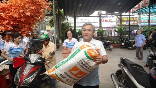 Ủng hộ lương thực cho miền Trung