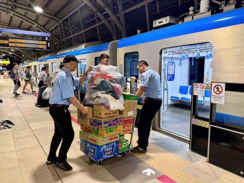 Quyên góp ủng hộ miền Trung tại ga metro