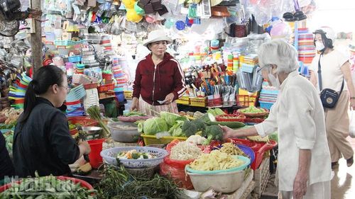 Người dân mua hàng tại chợ Đống Đa.