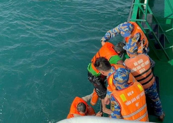 Hải Quân Việt Nam Cứu Sống Thuyền Viên Giữa Biển Đông