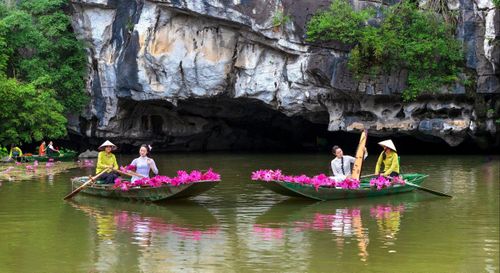 Chương trình “Sắc hồng Tam Cốc 2025” được thiết kế như một bản tình ca sống động giữa thiên nhiên và con người