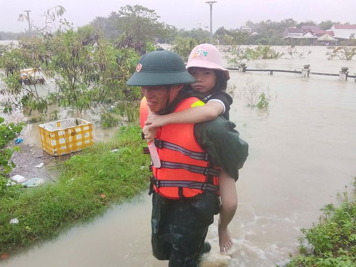 Bộ đội giúp dân dọn dẹp sau lũ