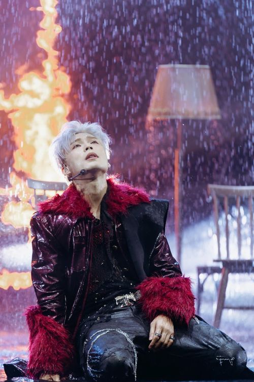 Sau phần diễn, MC Trấn Thành khen ngợi giọng hát giàu cảm xúc của Jey B.