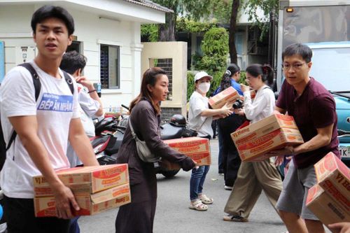 Cán bộ vận chuyển hàng quyên góp