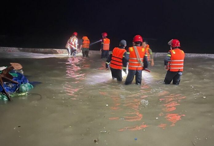 Biển động ở Liên Hương: Lật thuyền thúng, ngư dân mất tích!