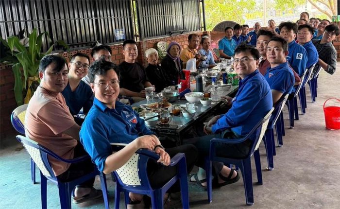 Bữa cơm ấm cúng của các y bác sĩ với người dân vùng lũ (Ảnh: Sở Y tế TP.HCM)