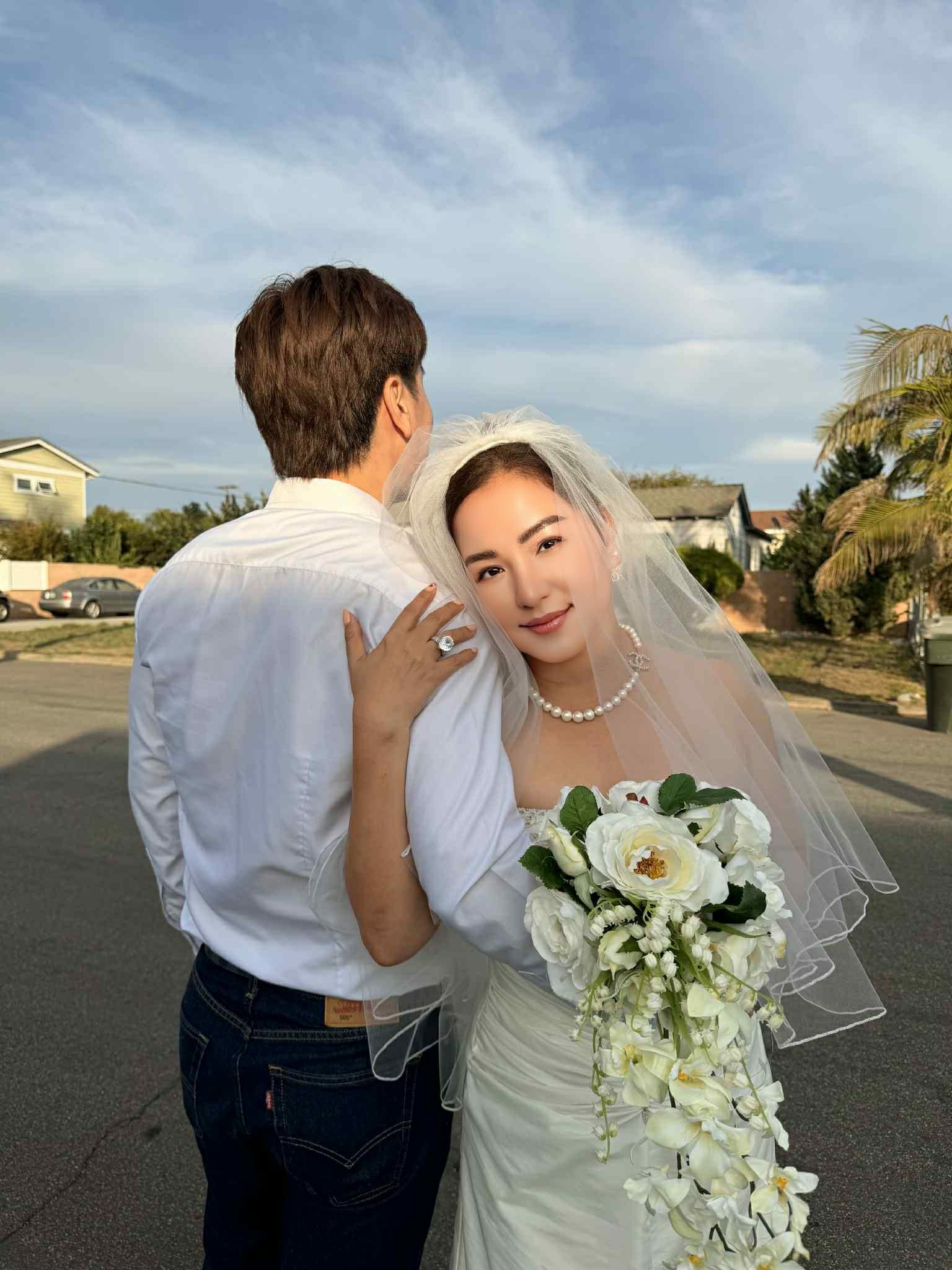 Hình ảnh Thúy Nga mặc váy cưới