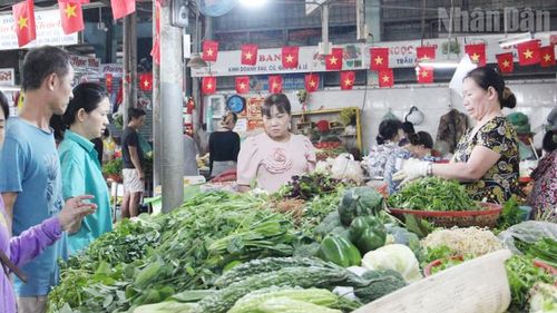 Chợ vẫn đầy đủ rau củ, tuy giá tăng cao.