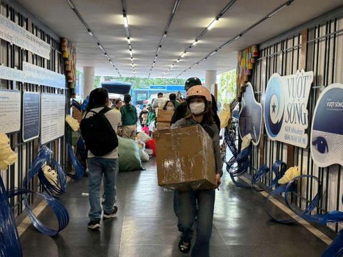 Nhà Văn hóa Thanh niên nhận đồ quyên góp