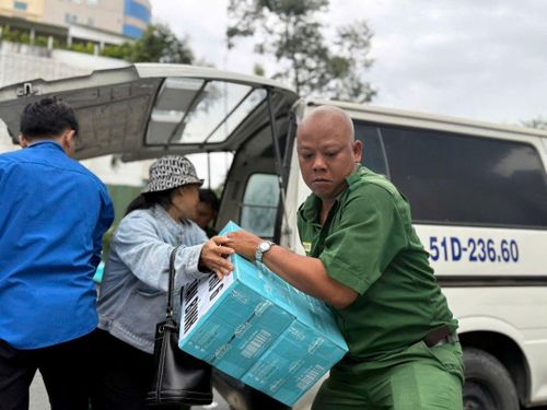 Thanh niên xung phong vận chuyển đồ quyên góp