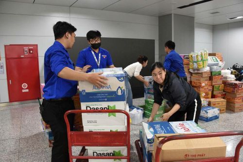 Tình nguyện viên hỗ trợ tại ga metro