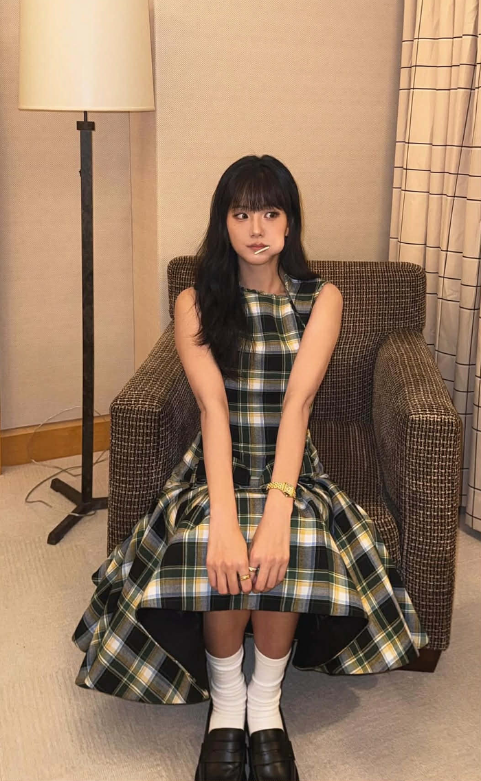 Jisoo thường xuất hiện với phong cách nữ tính, dịu dàng (Ảnh: ISNV).