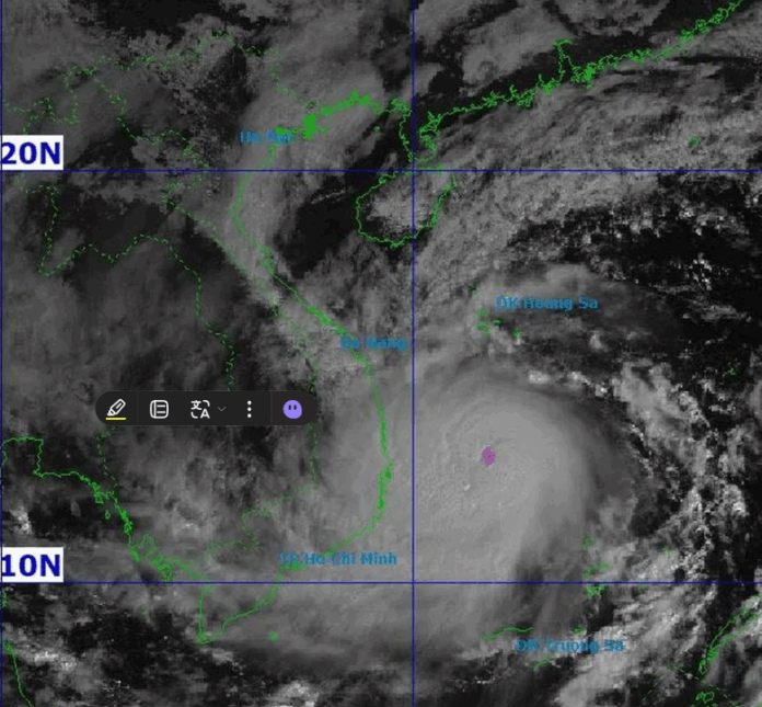 Cập nhật khẩn: Bão số 13 mạnh lên, uy hiếp ven biển miền Trung
