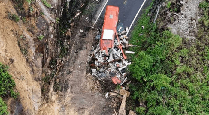 Đèo Khánh Lê: Sạt Lở Cô Lập Xe Hoa, Nỗ Lực Giải Cứu Khẩn Trương