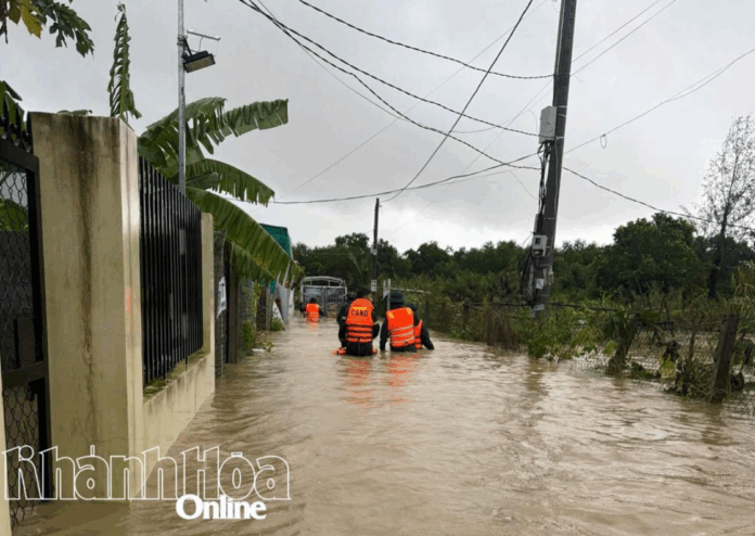 Ứng cứu khẩn cấp gia đình ông Nguyễn Văn Mẫn trong cơn lũ Nha Trang