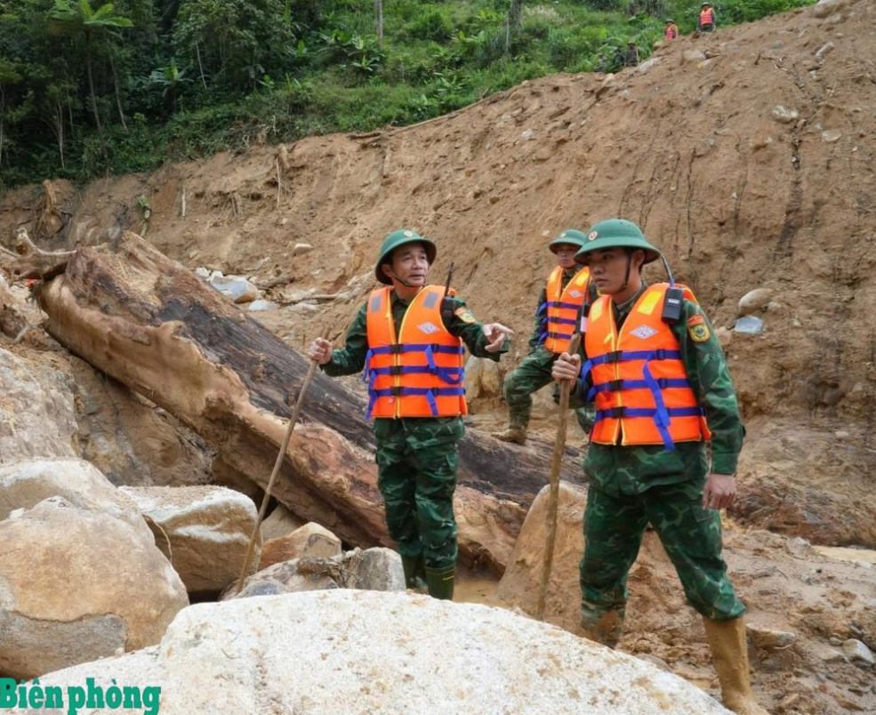Đại tá Phan Văn Thí chỉ đạo công tác tìm kiếm tại hiện trường
