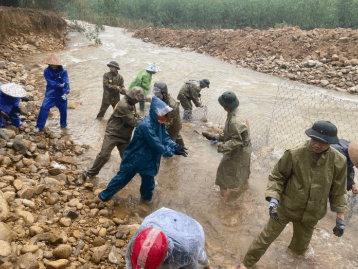 Huế oằn mình dưới mưa lũ: Công an chạy đua với sạt lở, bảo vệ dân!